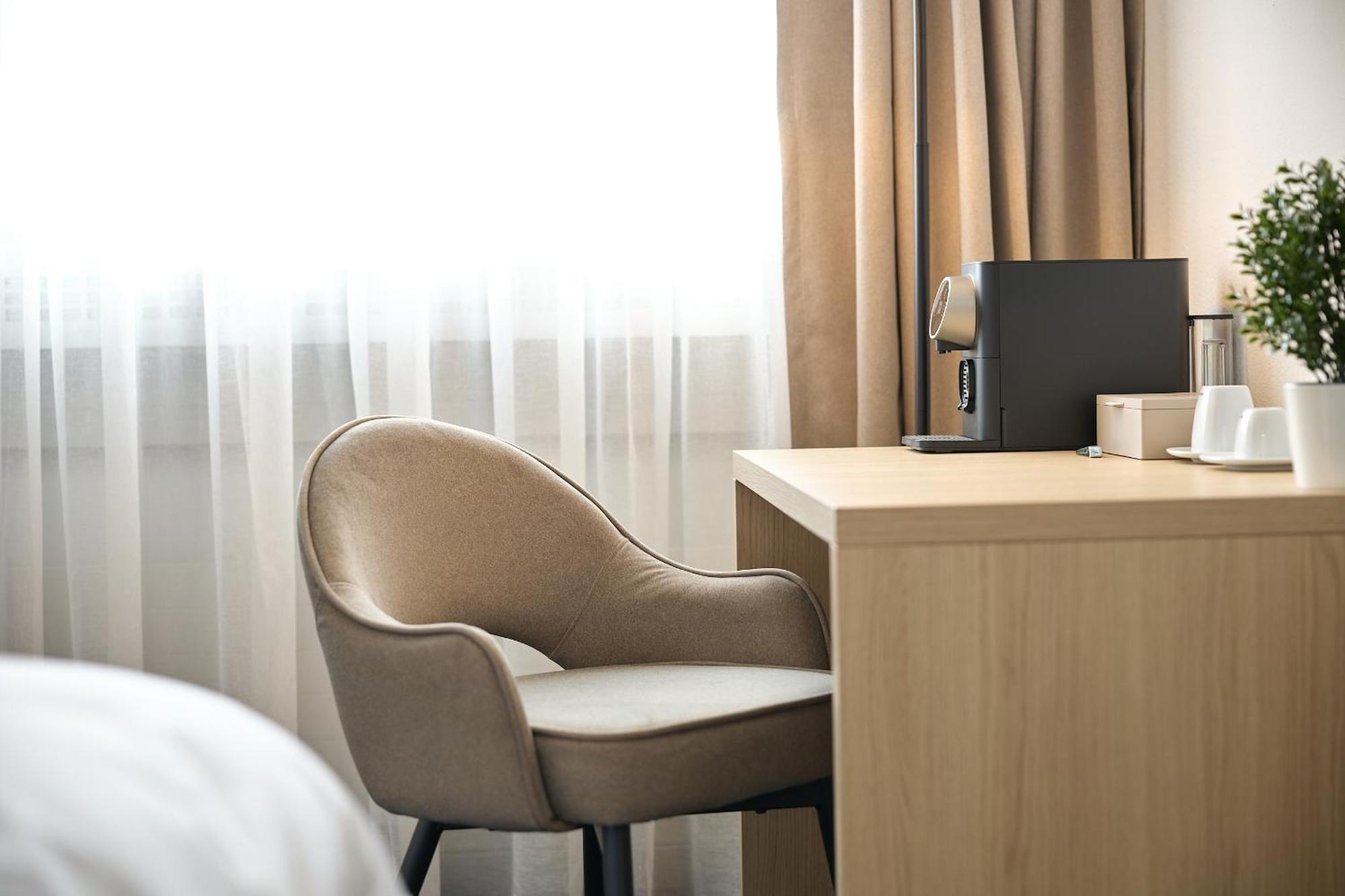 Kleines Zimmer mit Queensize-Bett