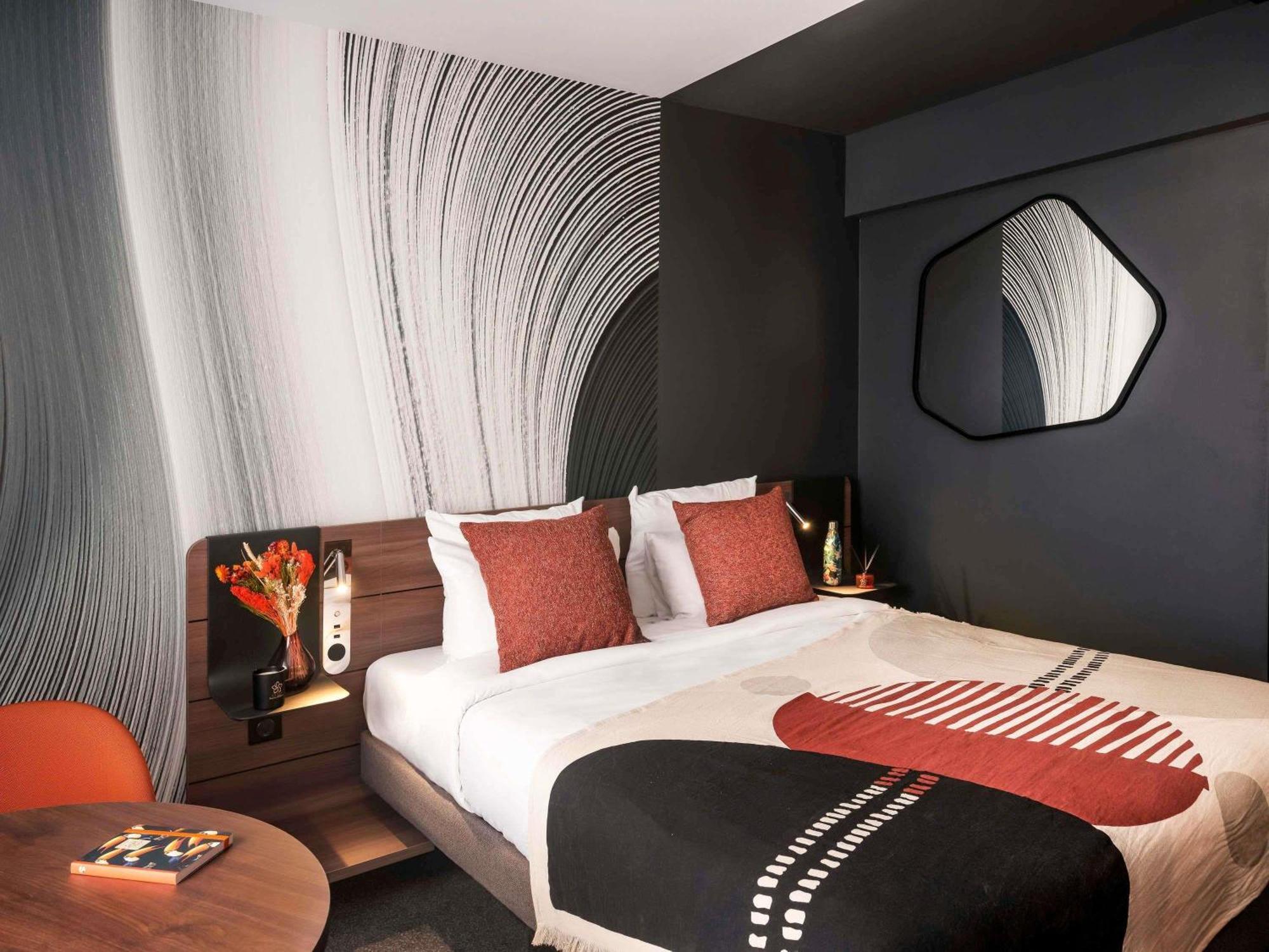 Executive Zimmer mit 1 Doppelbett und 1 Einzelschlafsofa, Blick auf den Eiffelturm