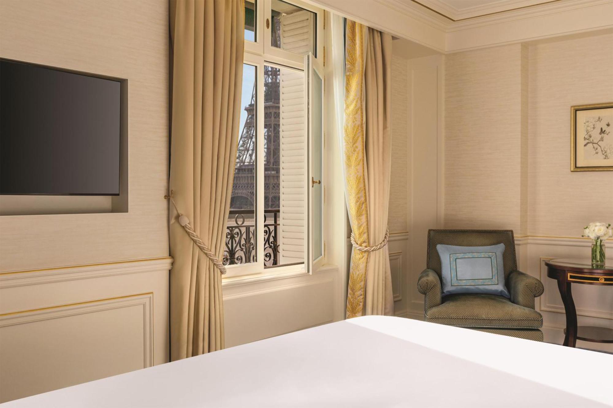 Zimmer mit Kingsize-Bett und Blick auf den Eiffelturm
