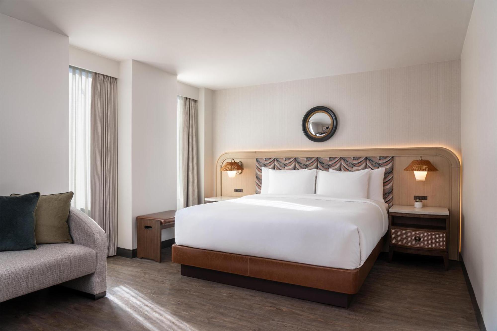 Zimmer mit Kingsize-Bett und Stadtblick