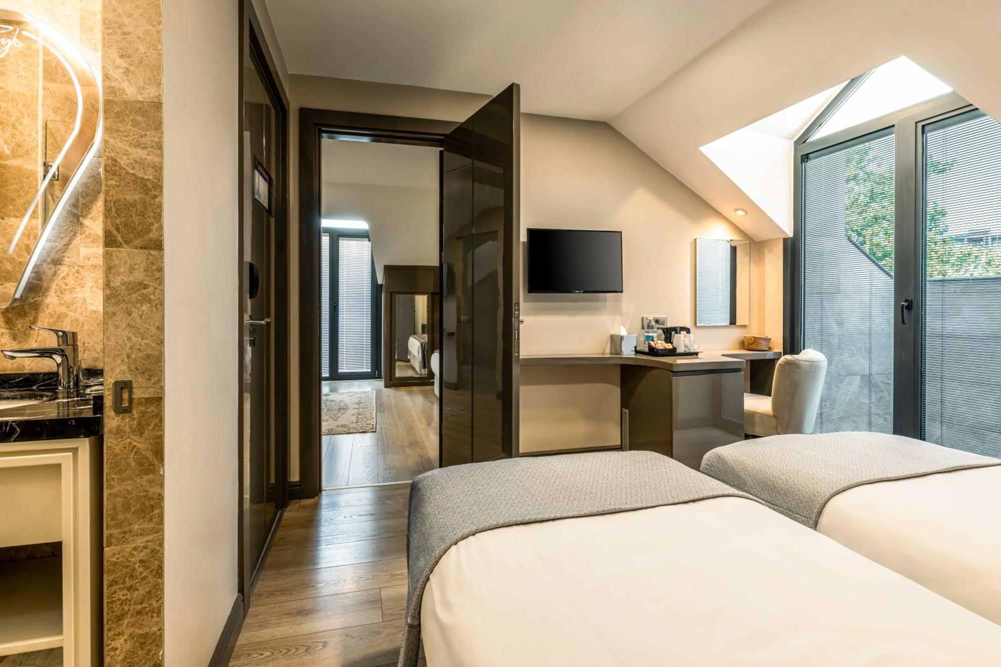 Familienzimmer mit Balkon und Verbindungstür