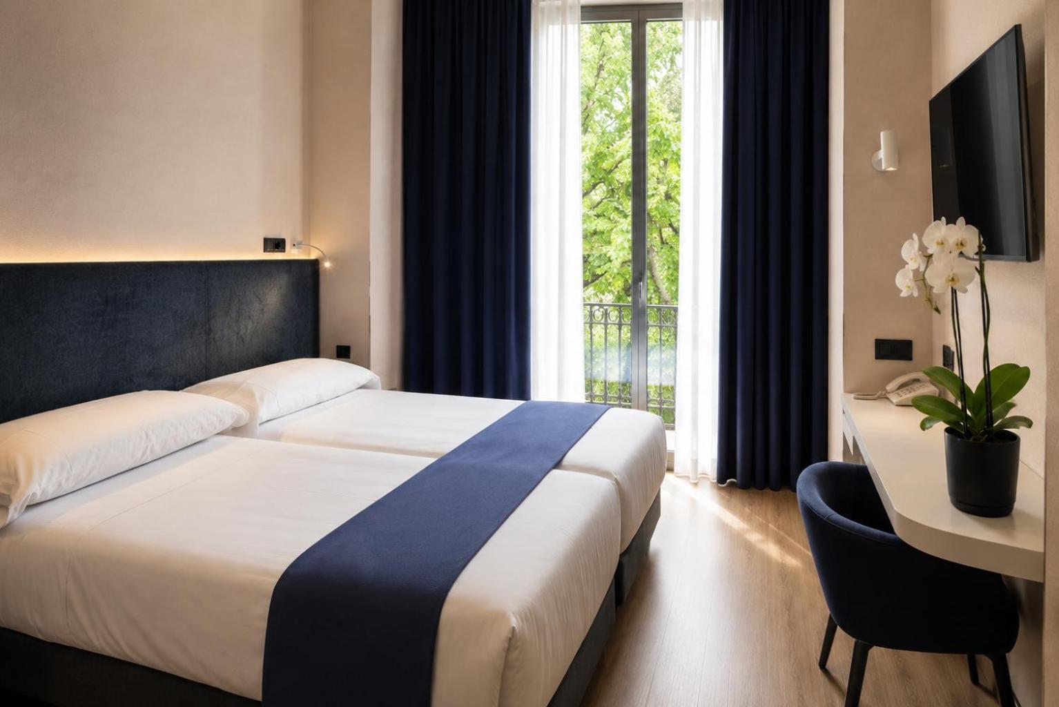 Zweibettzimmer mit Balkon