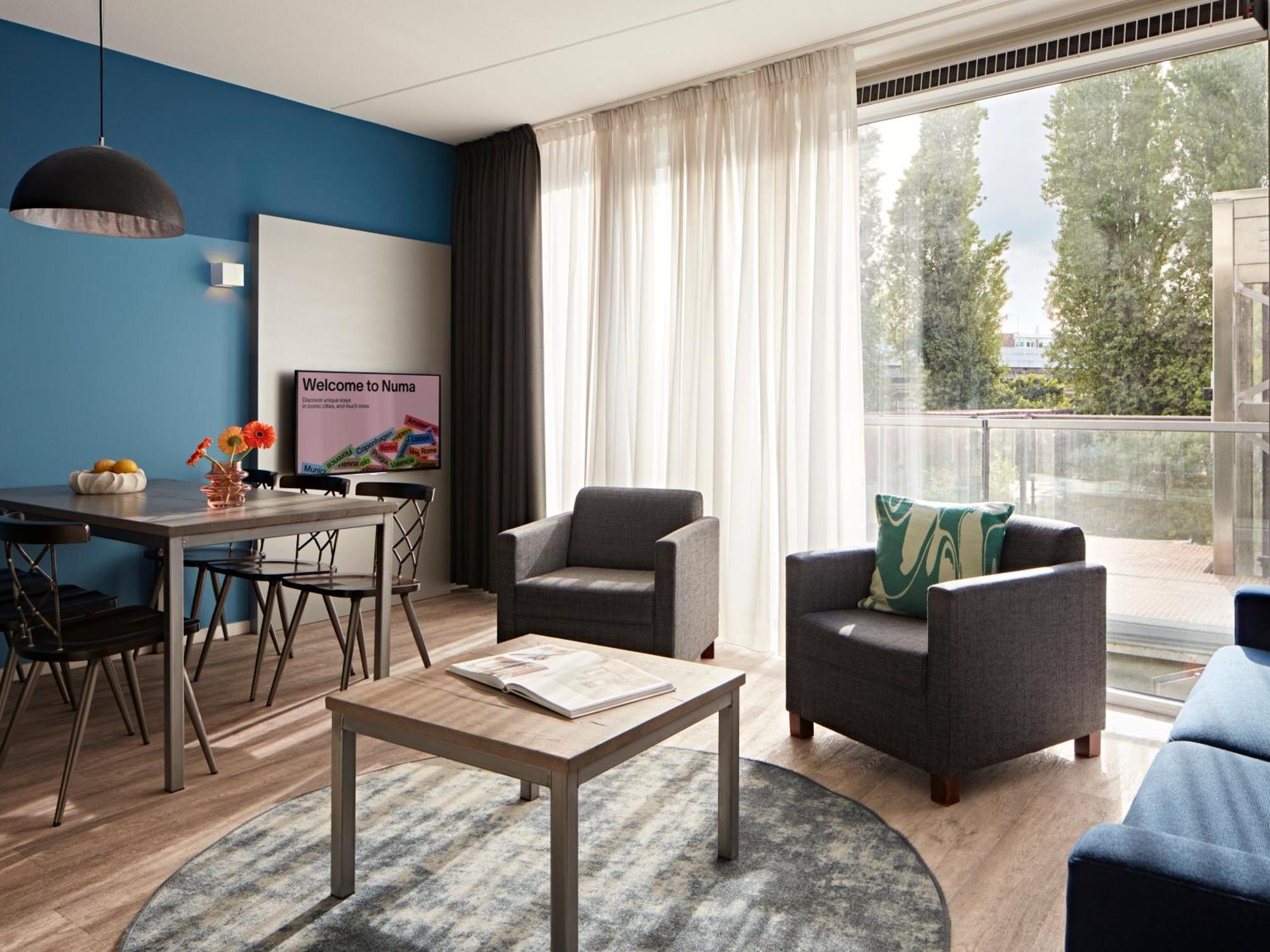Large 2 Bedroom Apartment with Sofa Bed - Canal view