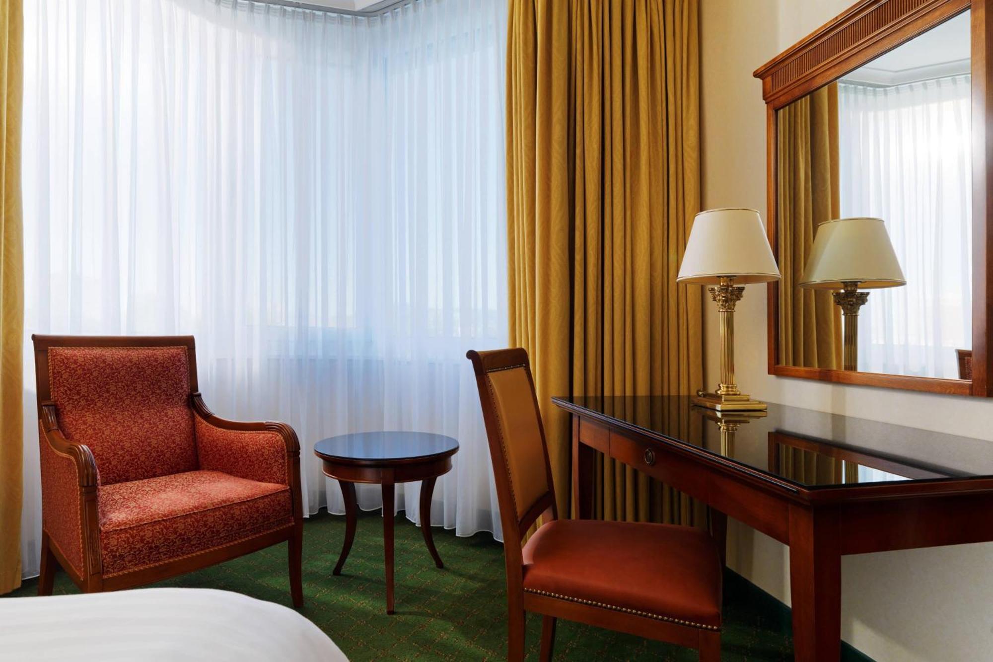 Zimmer mit 1 Kingsize-Bett und Flussblick