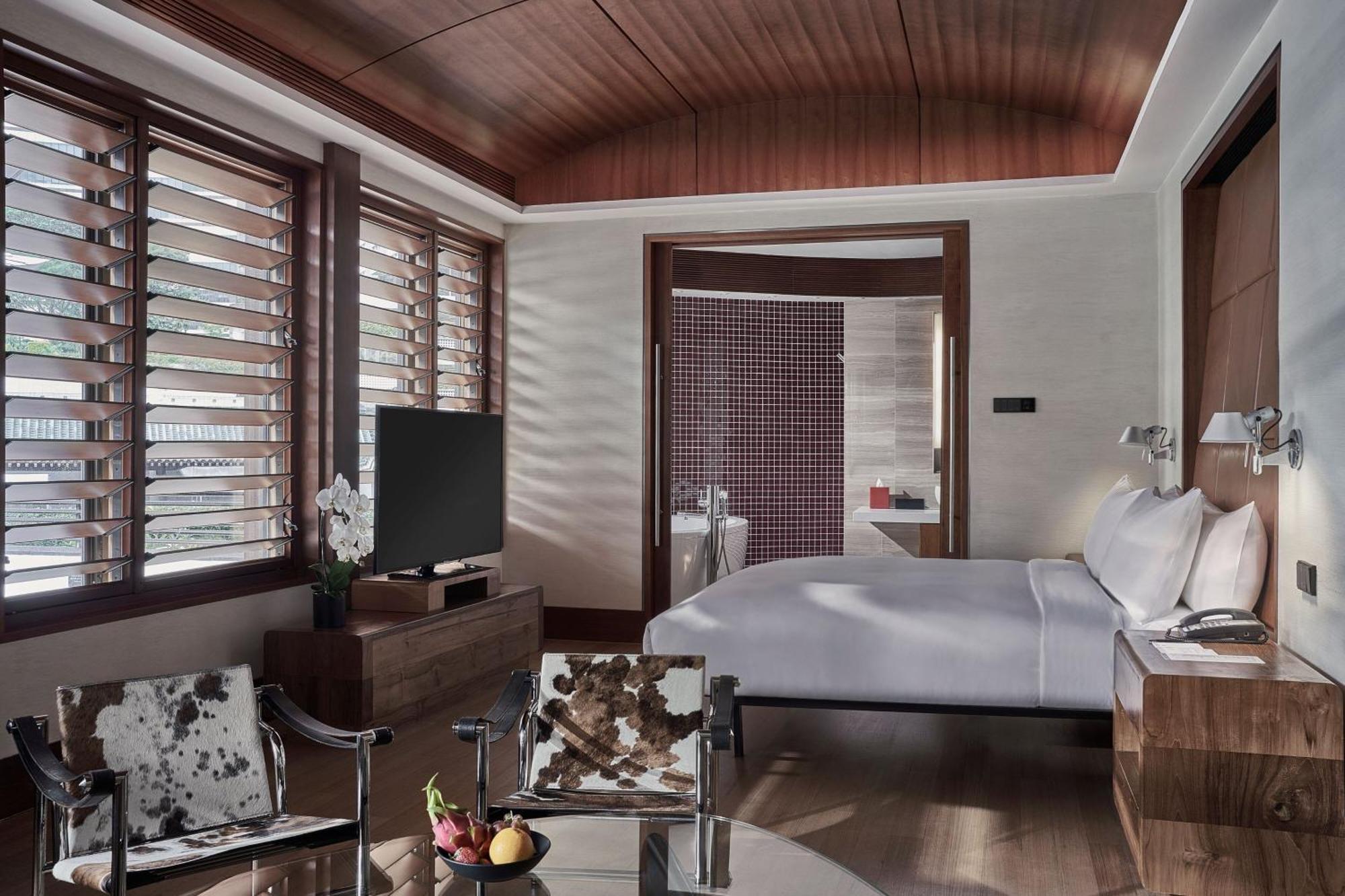 Poolterrasse Premier Suite mit Zugang zum Pool/Club Lounge