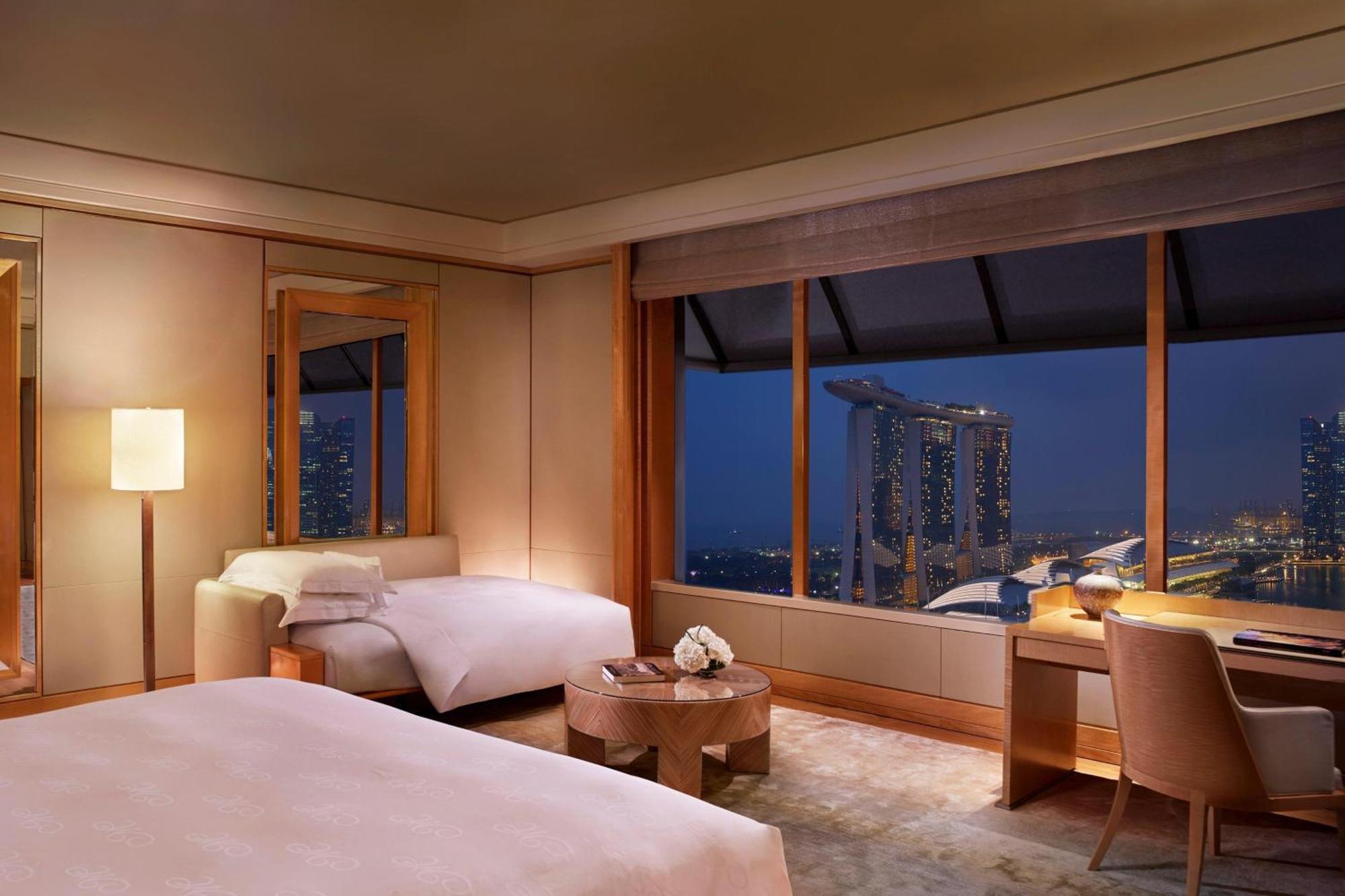 Grand Marina Zimmer mit 1 Kingsize-Bett, 1 Schlafsofa sowie Blick auf die Marina Bay