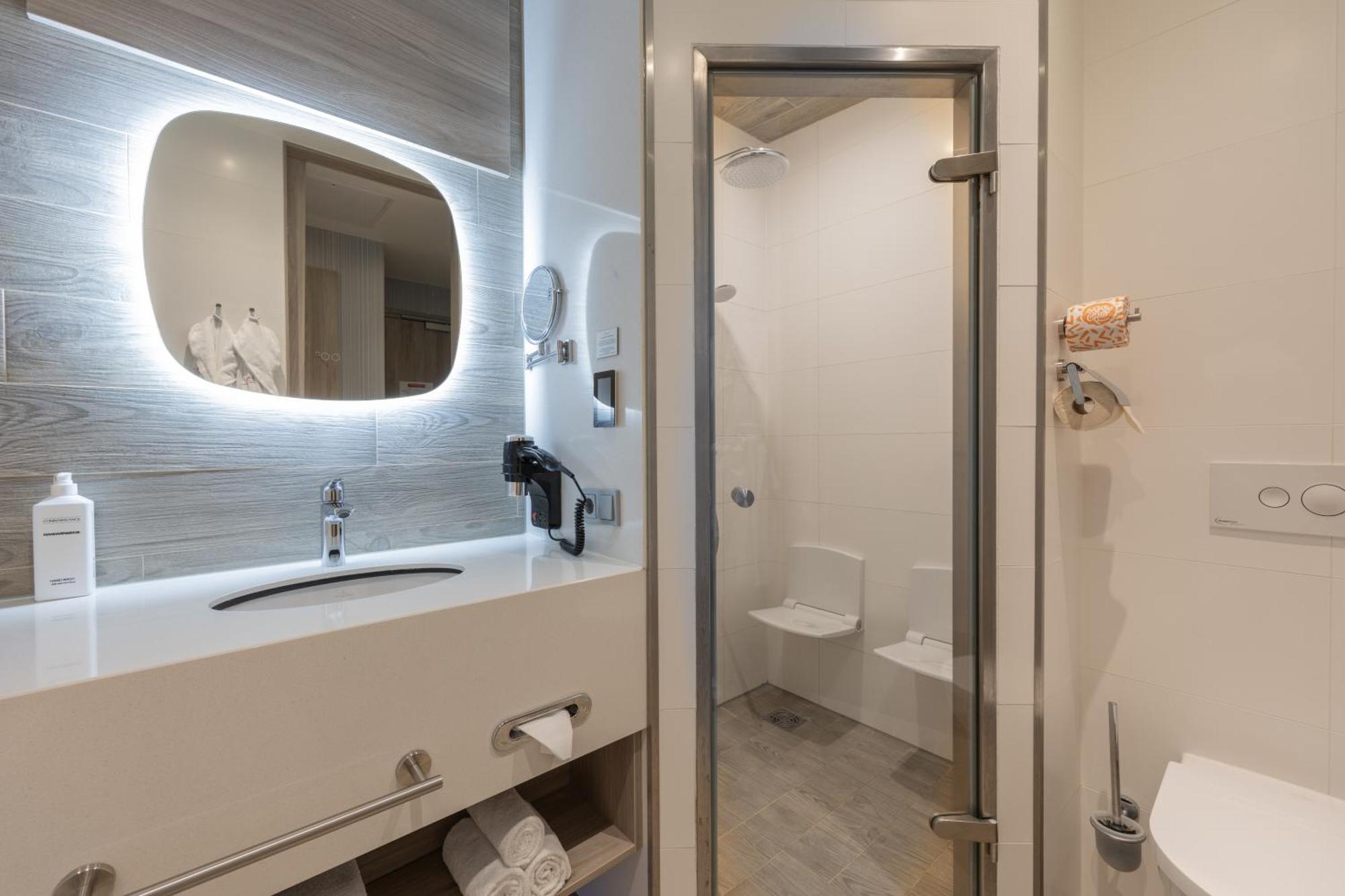 Deluxe Zimmer mit Kingsize-Bett, Badewanne und Dampfdusche