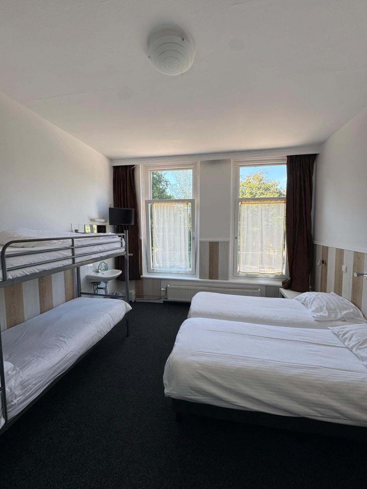 Vierbettzimmer mit eigenem Bad