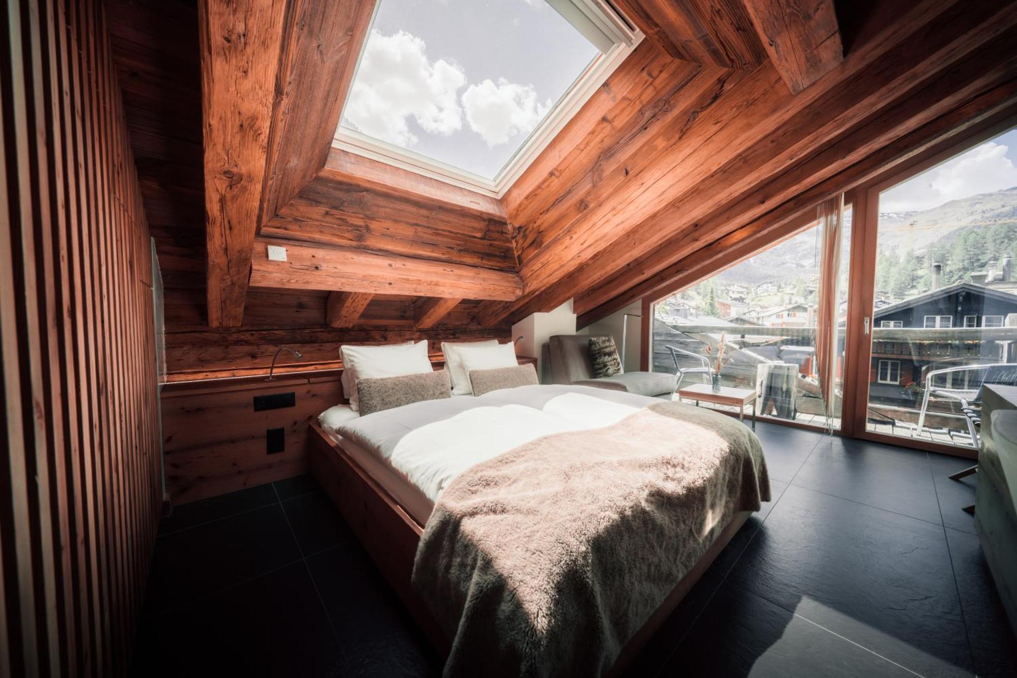 Gemütliches Panorama Zimmer mit Blick auf das Matterhorn
