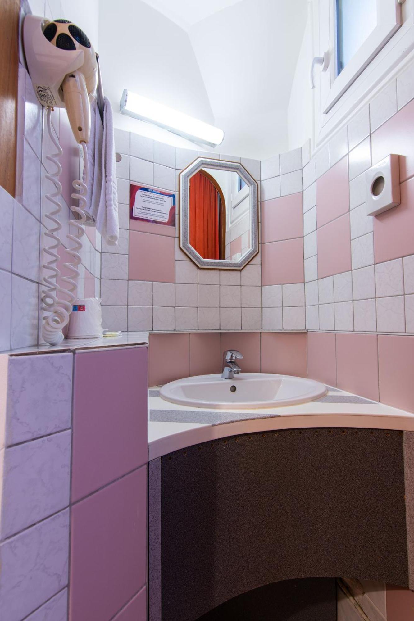 Einzelzimmer (Gemeinschaftsbad und -WC auf dem Flur)