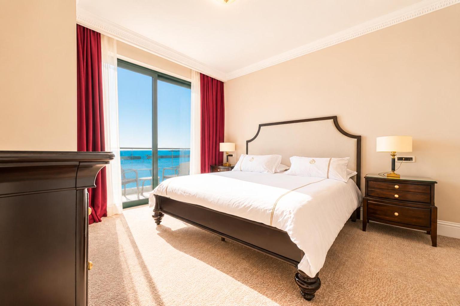 Doppelzimmer mit Balkon und Meerblick