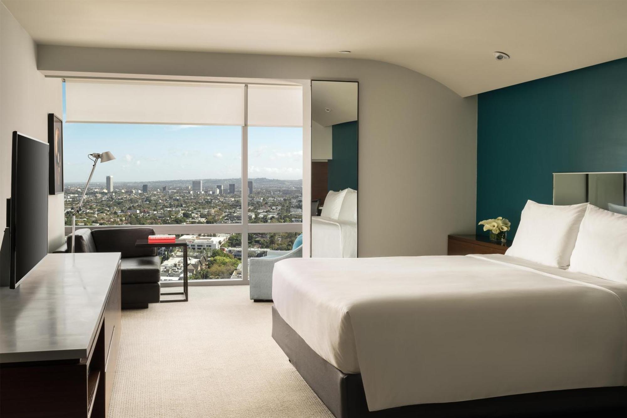 Zimmer mit Kingsize-Bett und Stadtblick