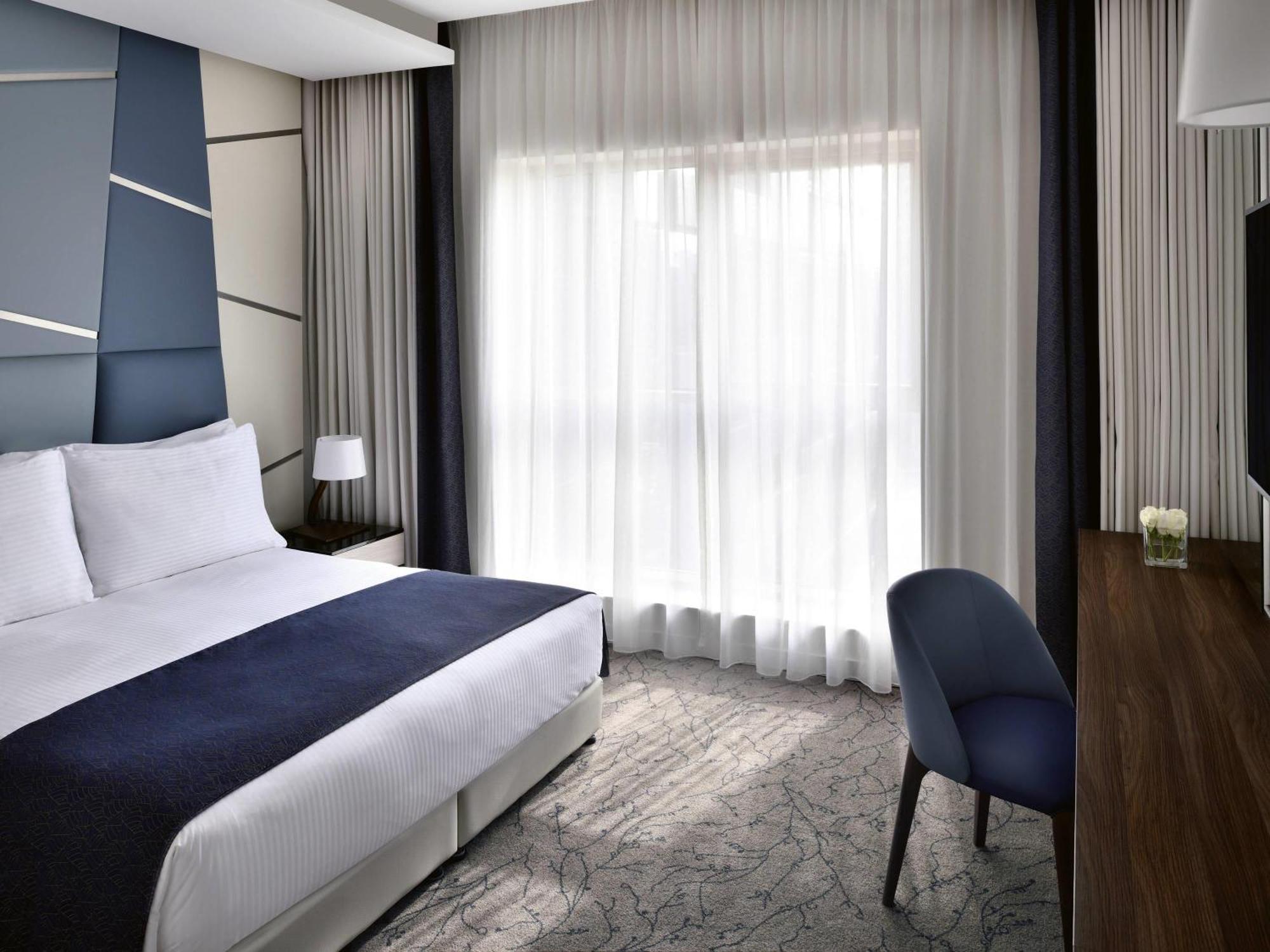 Deluxe Zimmer mit Kingsize-Bett und Blick auf den Burj Khalifa