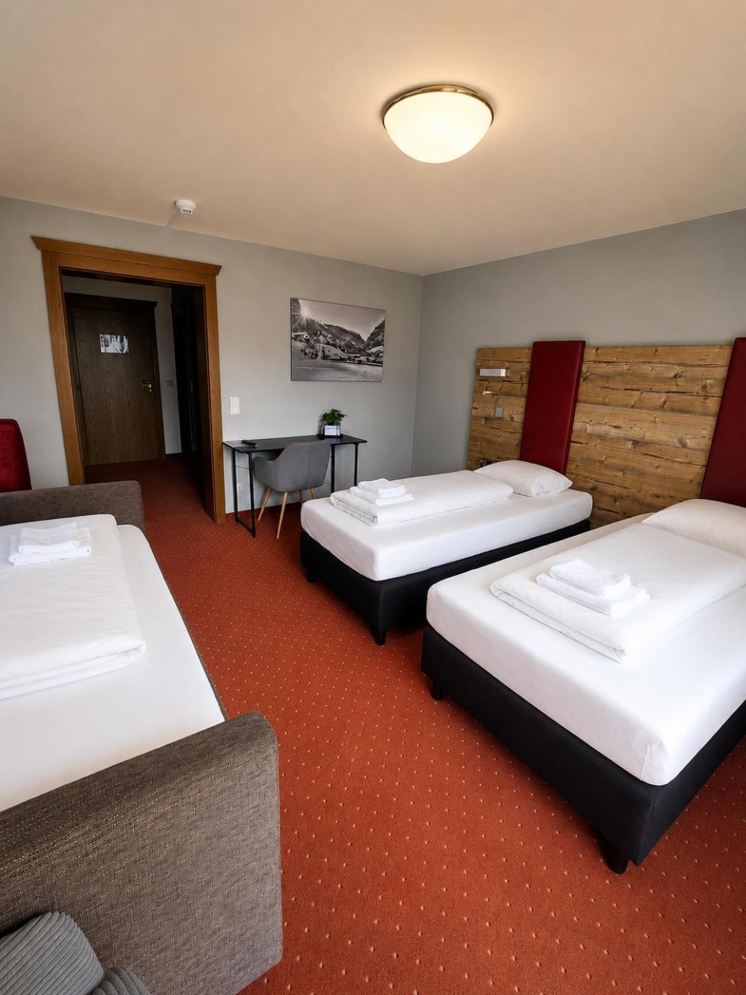 Dreibettzimmer mit Bergblick