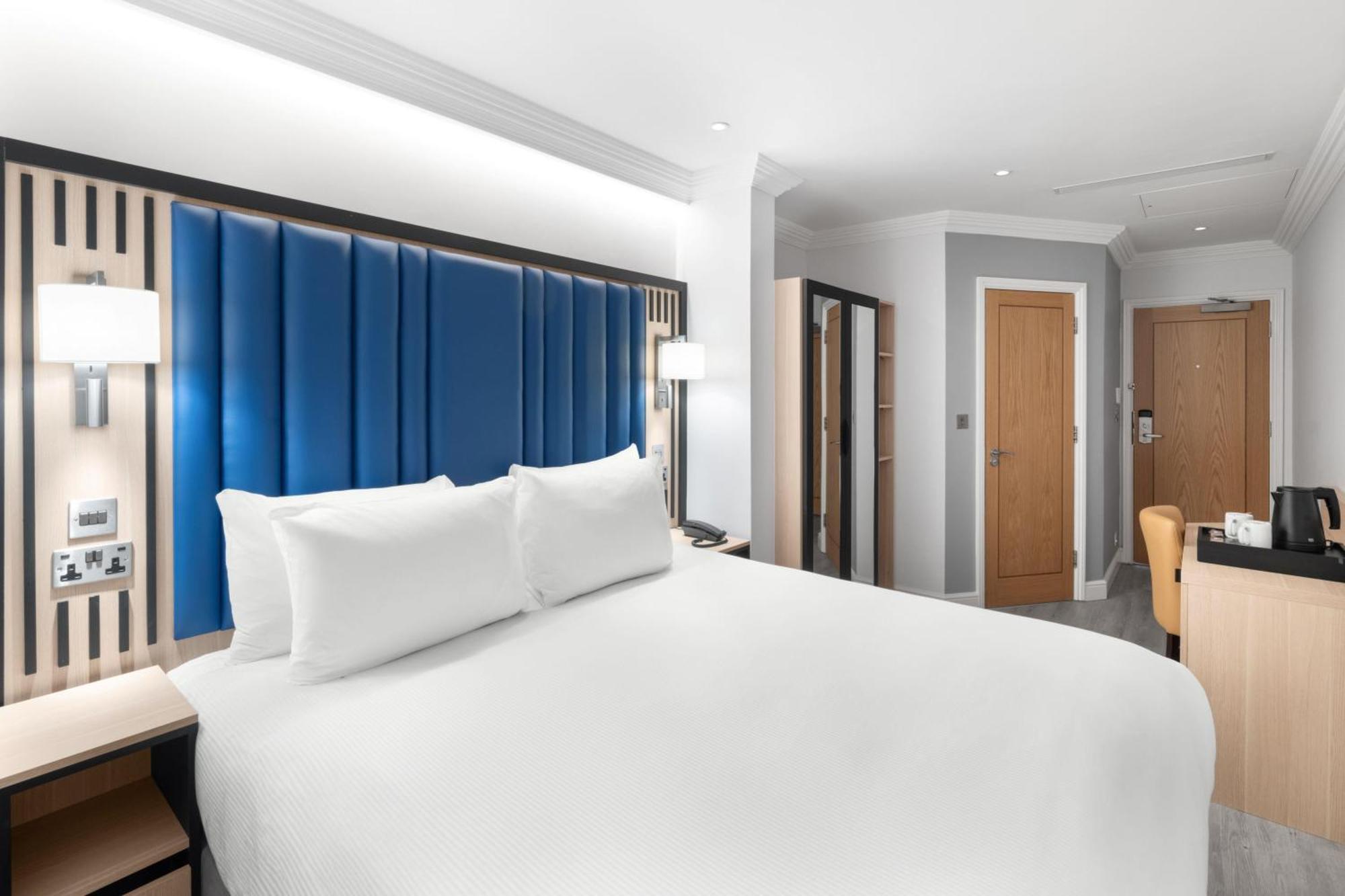 Zimmer mit Kingsize-Bett ohne Fenster