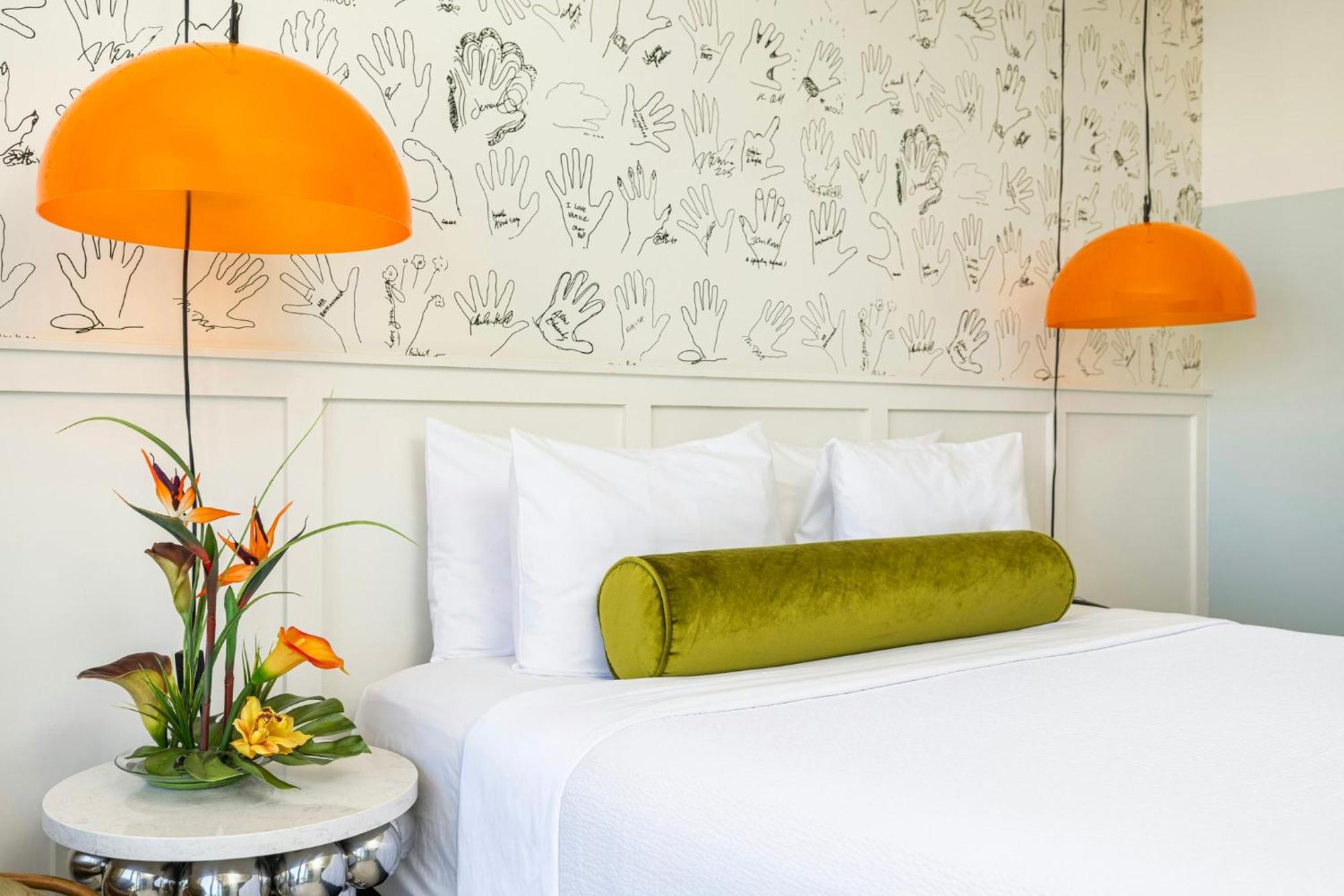 Zimmer mit Kingsize-Bett und seitlichem Meerblick