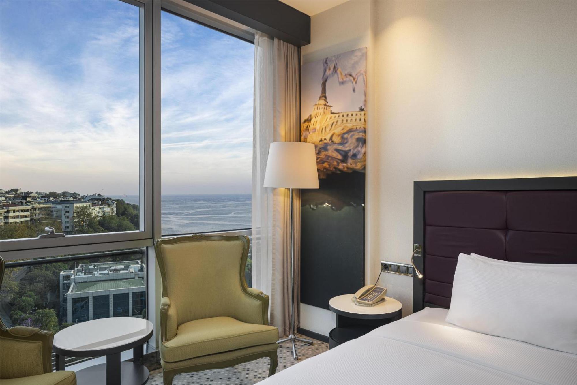 Deluxe Zimmer mit Kingsize-Bett und seitlichem Meerblick.