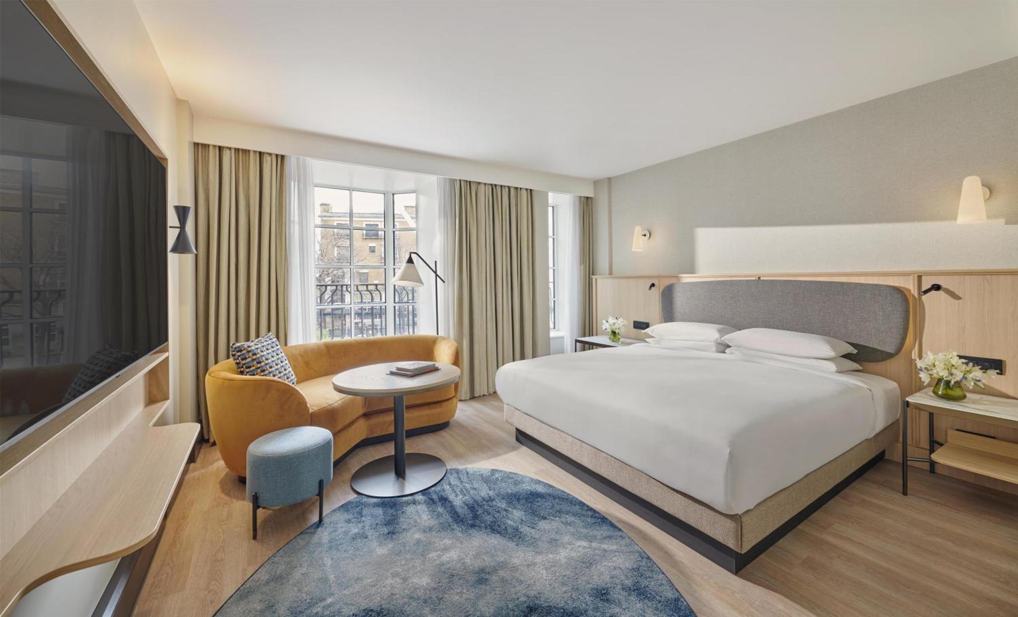 Zimmer mit Kingsize-Bett und Blick auf die High Street