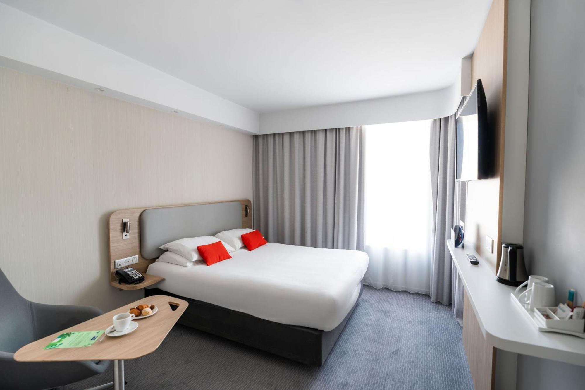 Standard Queen Room with Mountain View - Free Breakfast