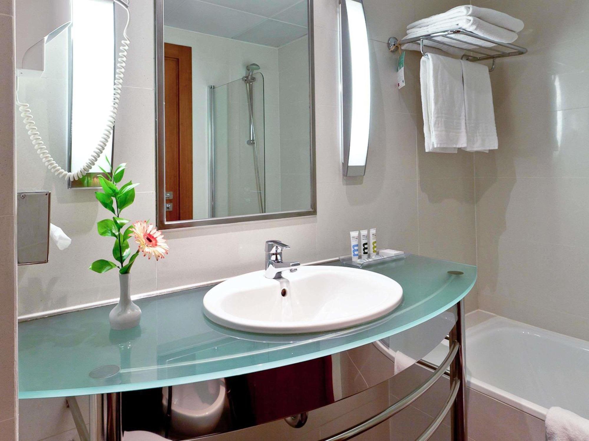 Suite mit Doppelbett und Wohnzimmer