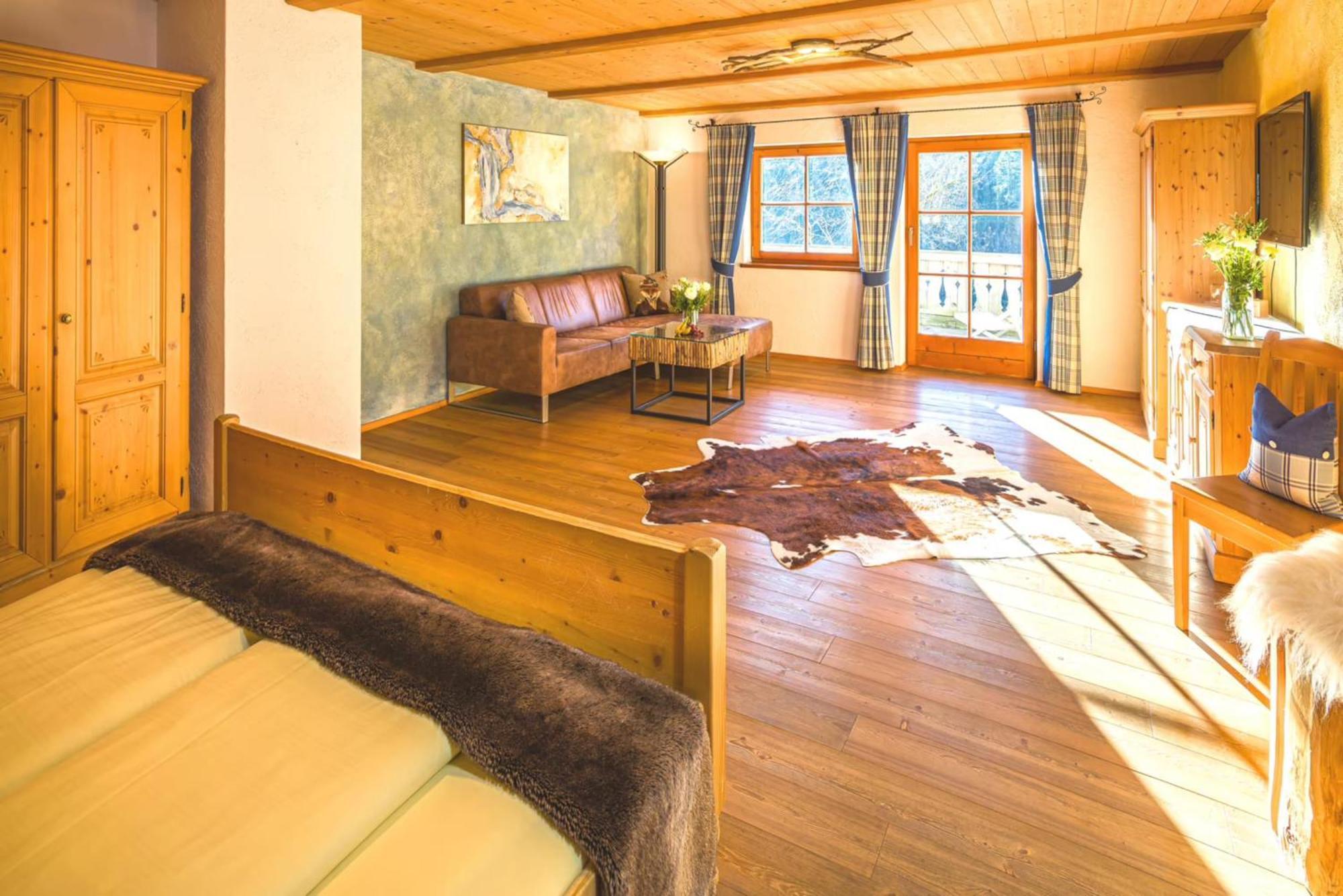Junior Doppelsuite mit Schlafsofa, Balkon und Bergblick