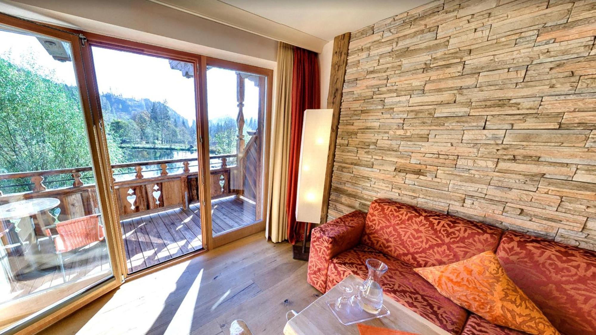 Junior Suite mit Doppelbett, Schlafsofa, Balkon, Bergblick und Couch