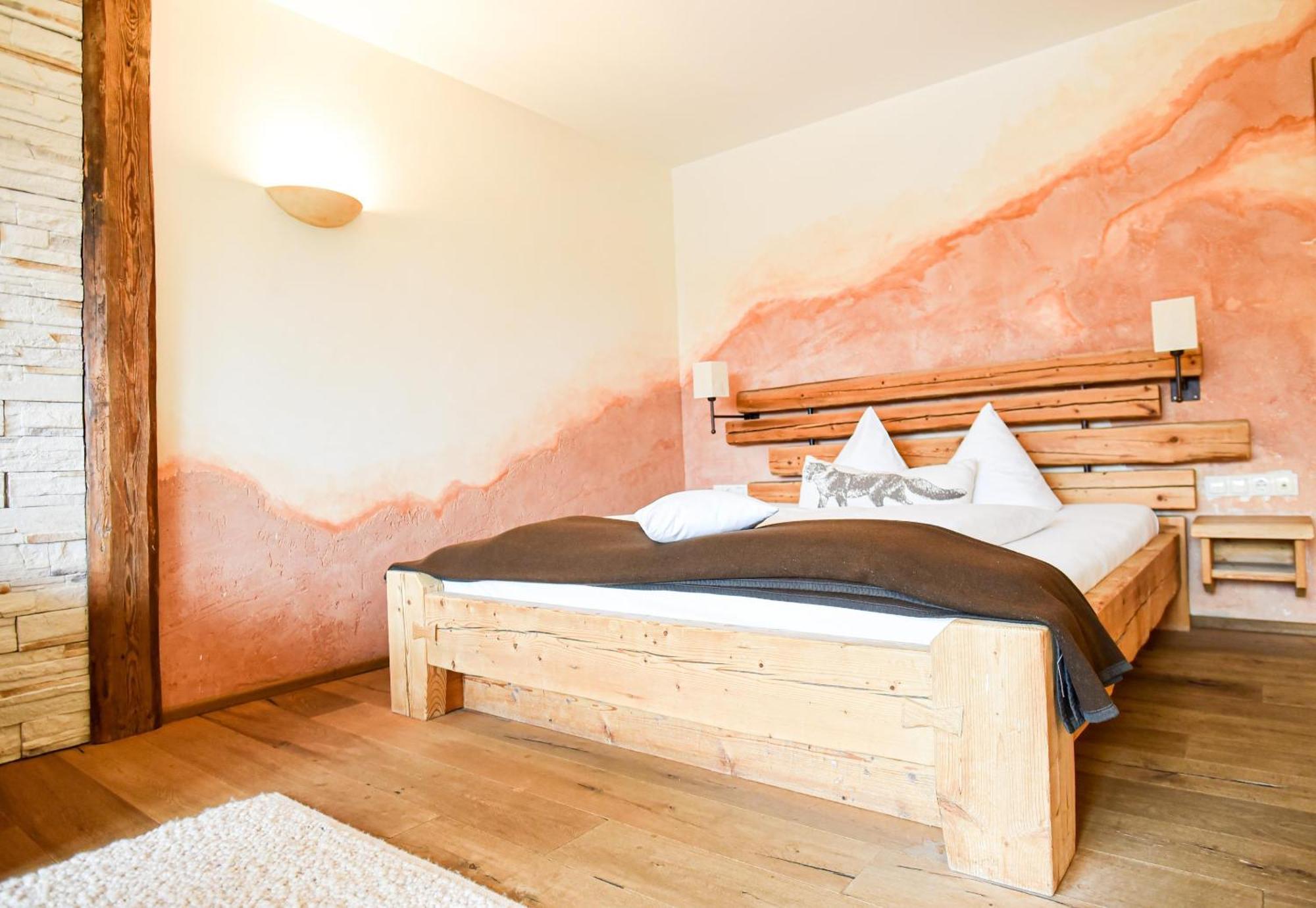 Familienzimmer mit 2 Schlafzimmern, 1 Doppelbett und 1 Etagenbett, Balkon, Bergblick und gemütlicher Sitzecke