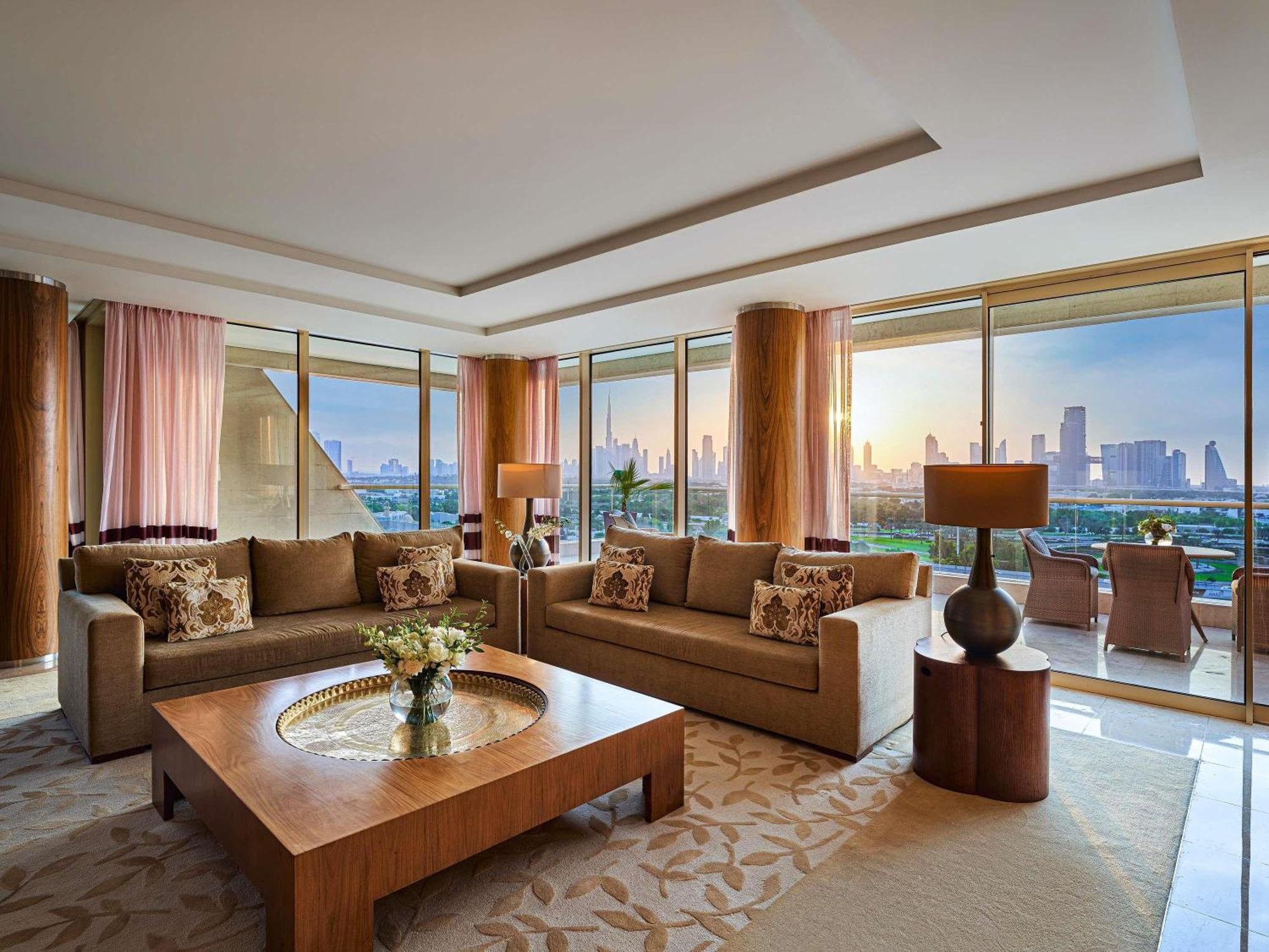 Diplomatensuite mit Terrasse, Blick auf die Skyline und Zugang zur Club Lounge – inklusive täglichem Frühstück, abendlichen Getränken und Canapés