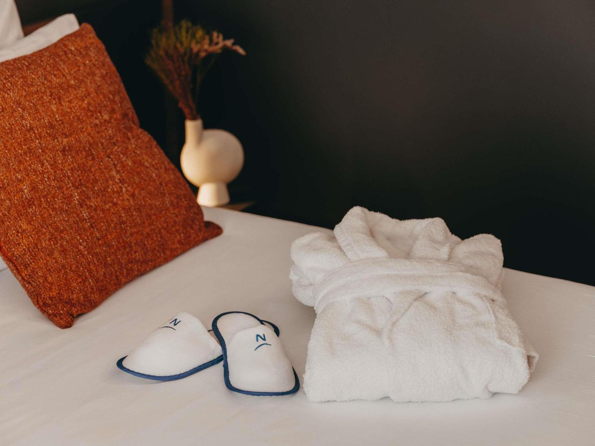 Executive Suite: Ein Doppelbett und ein Doppelschlafsofa, Blick auf den Eiffelturm