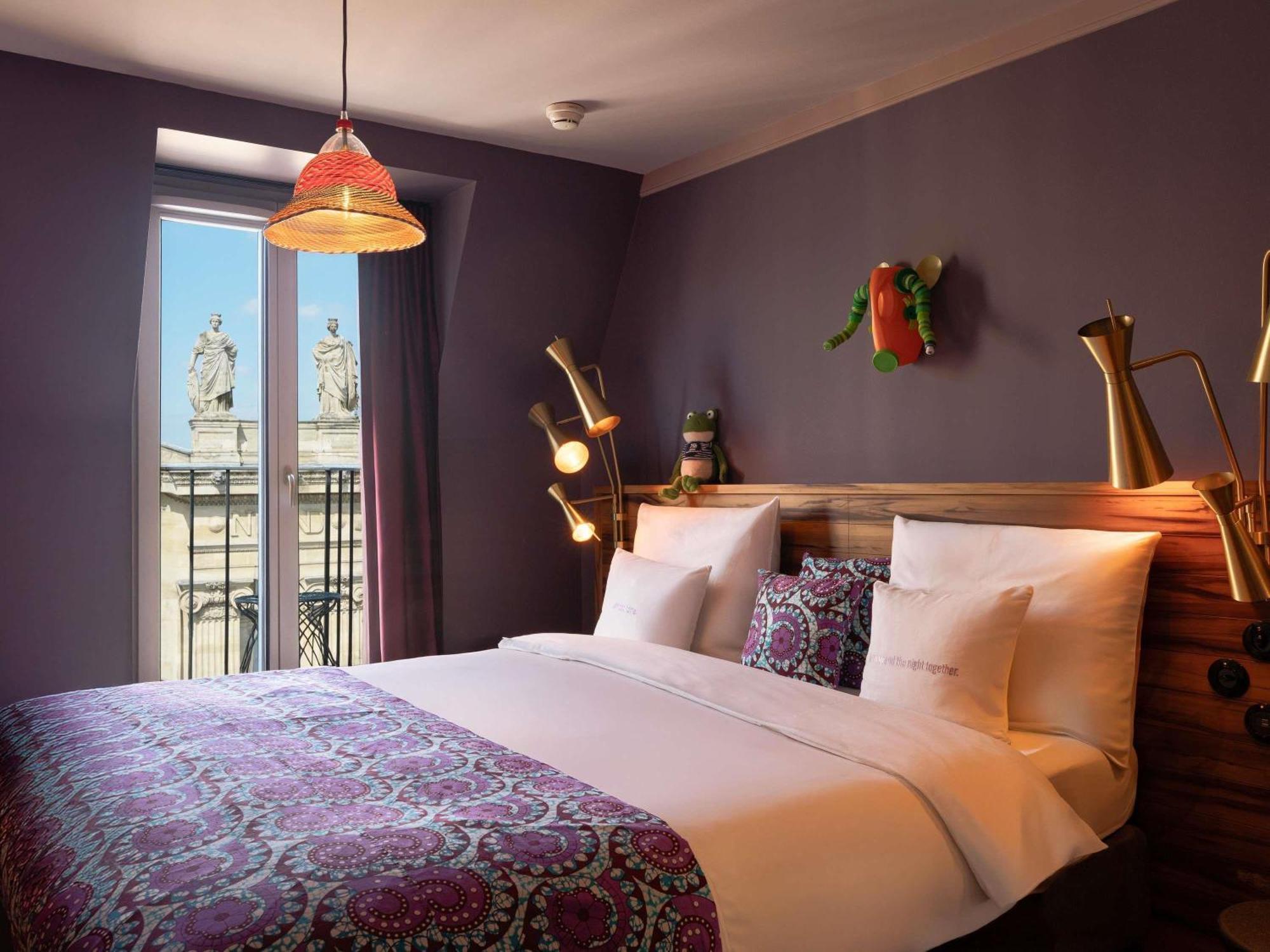 Großes Zimmer mit Blick auf Paris