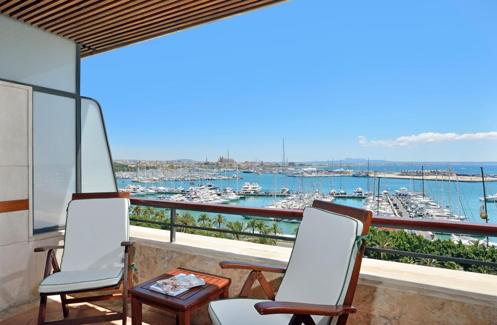 Master Suite Red Level mit Blick auf das Meer und die Kathedrale