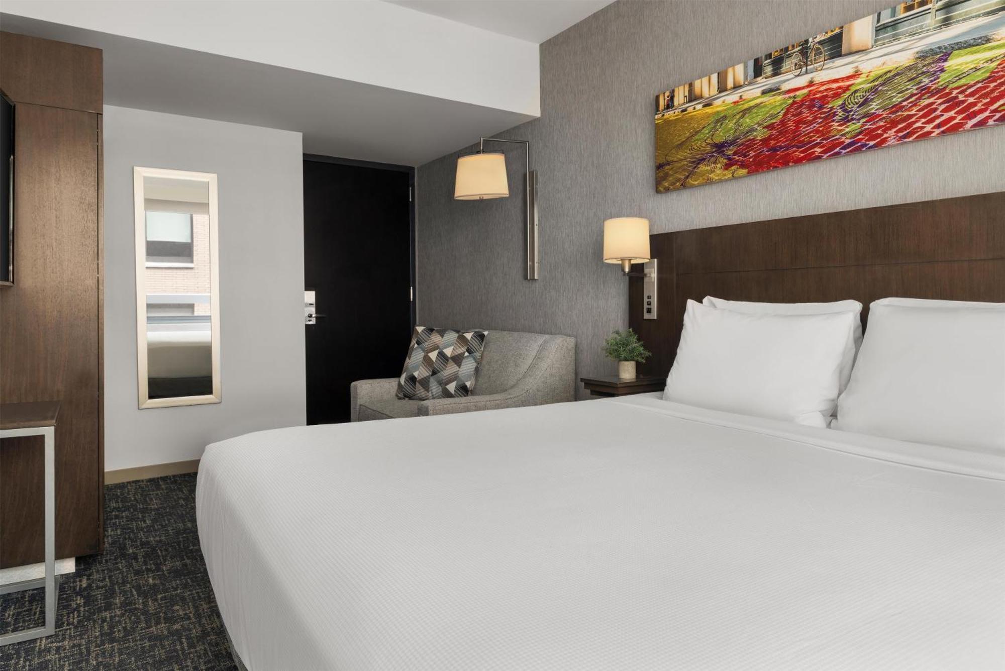 Zimmer mit Kingsize-Bett und Stadtblick