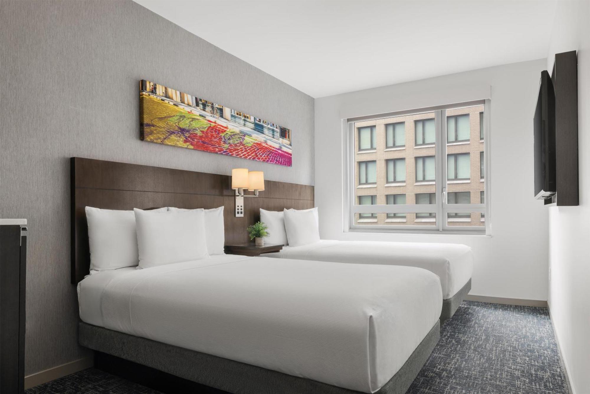 Doppelzimmer mit 2 Doppelbetten und Stadtblick