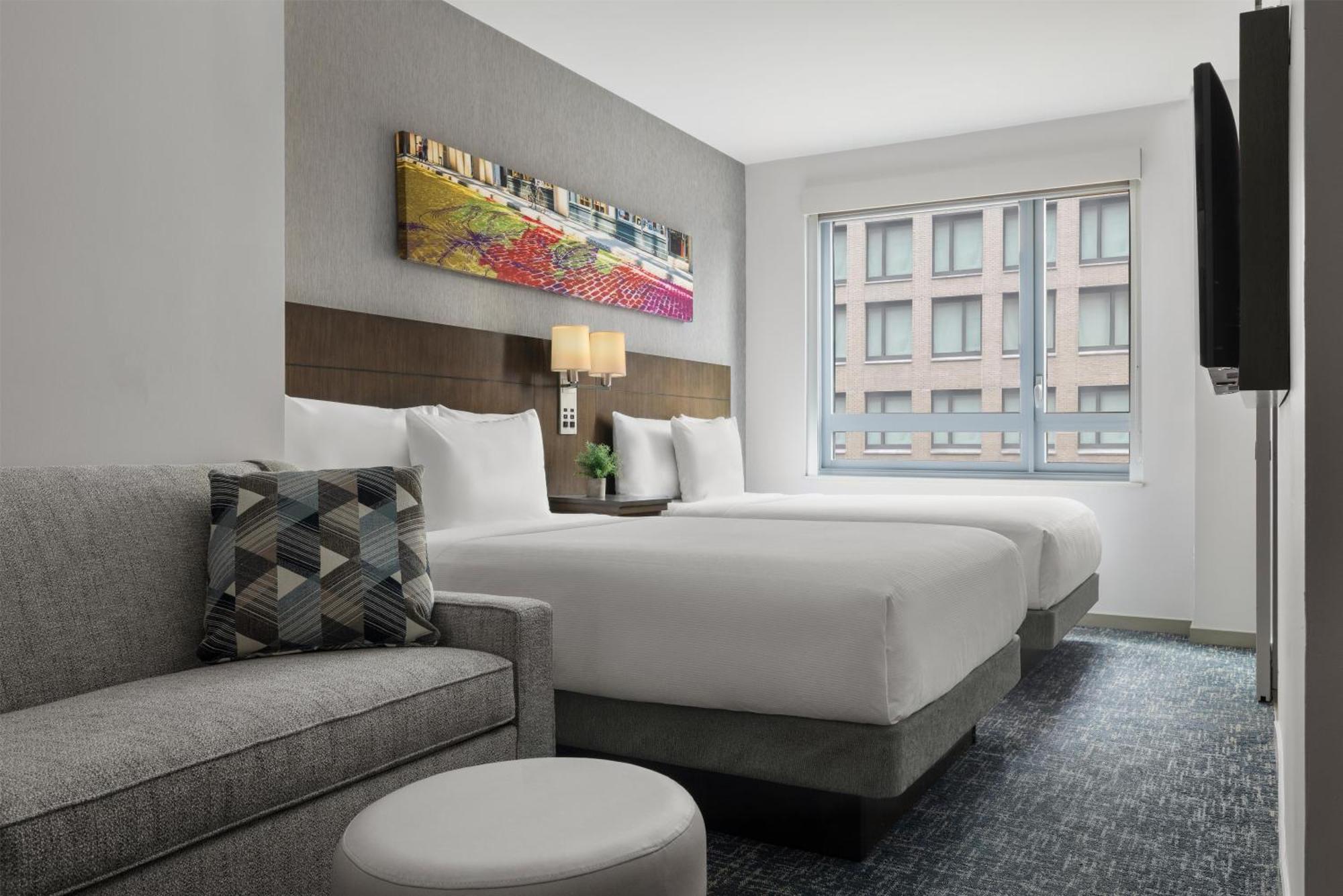 Doppelzimmer mit zwei Doppelbetten und Schlafsofa – Stadtblick
