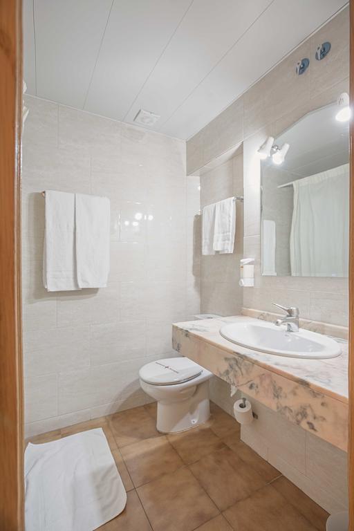 Dreibettzimmer im Innenbereich ohne Balkon