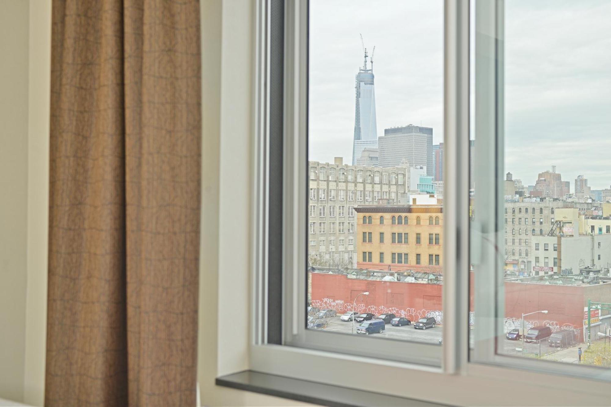 Standard Doppelzimmer mit 2 Doppelbetten und Stadtblick