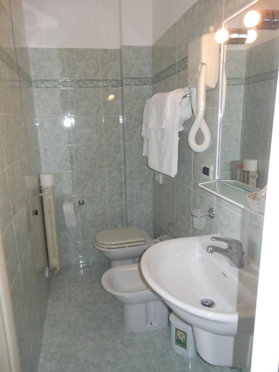Kleines Doppel- oder Zweibettzimmer mit Seeblick