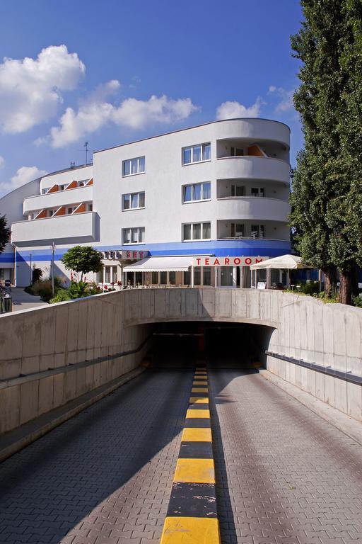 Double or Twin Room with free parking, breakfast and free minibar
