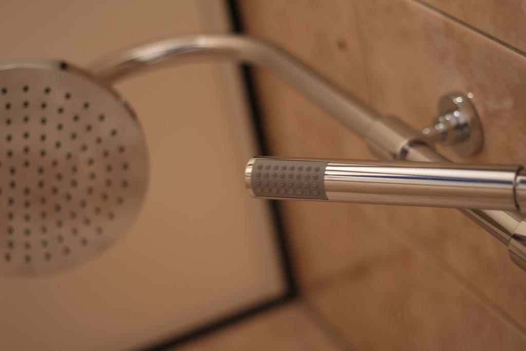 Kleineres Budget Doppelzimmer mit Regendusche