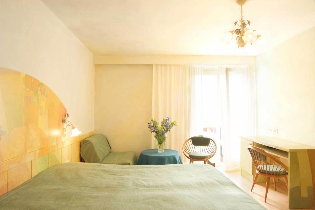 Dreibettzimmer mit Gartenblick