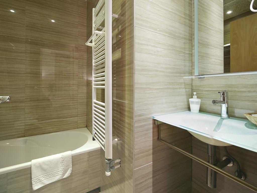 Doppelzimmer mit eigenem Bad und Balkon