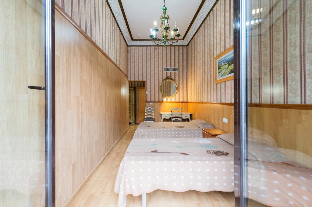 Doppelzimmer mit Zustellbett und eigenem Bad