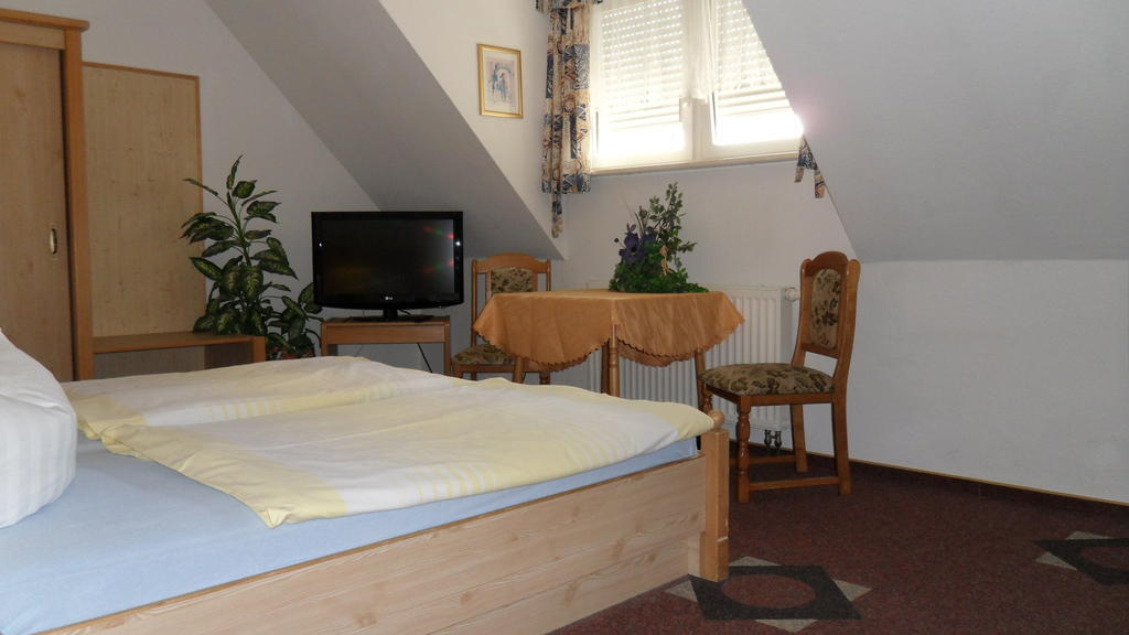 Familienzimmer (2 Erwachsene + 2 Kinder)