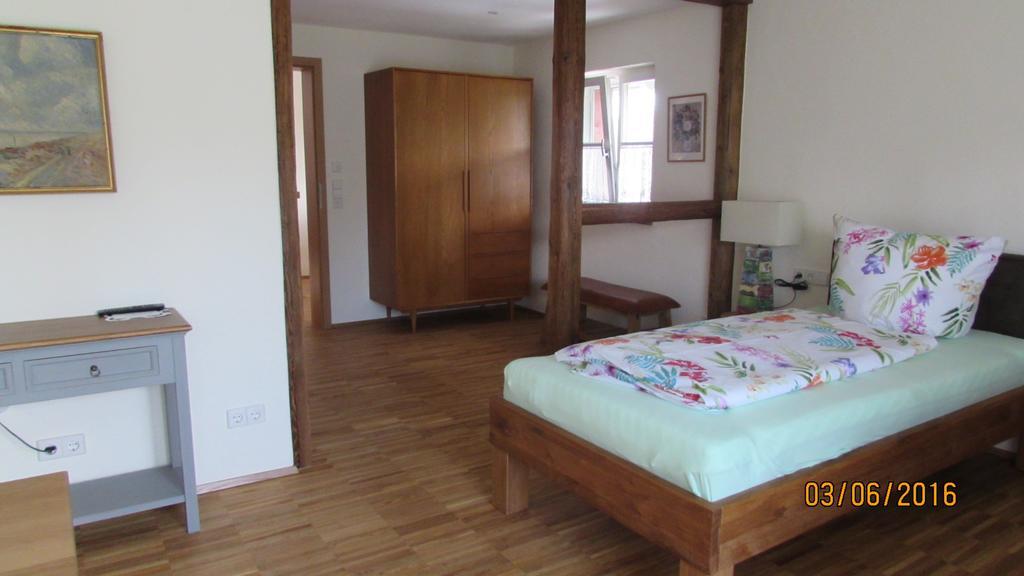 Zweibettzimmer mit Balkon