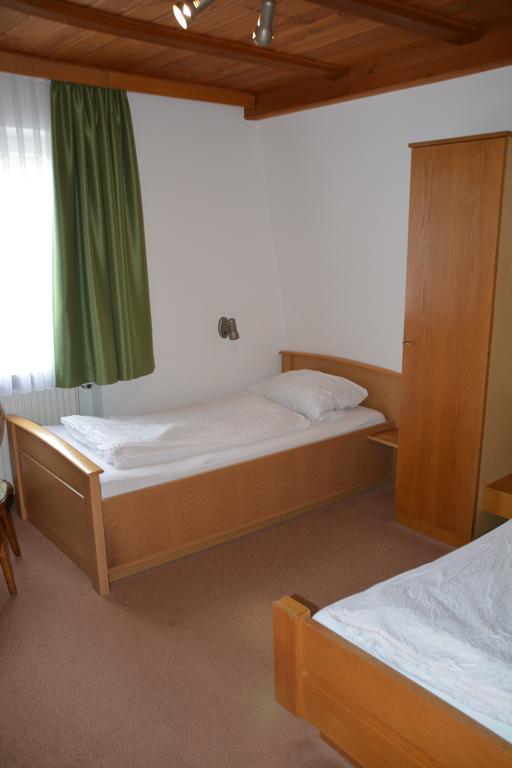 Zweibettzimmer mit externem WC