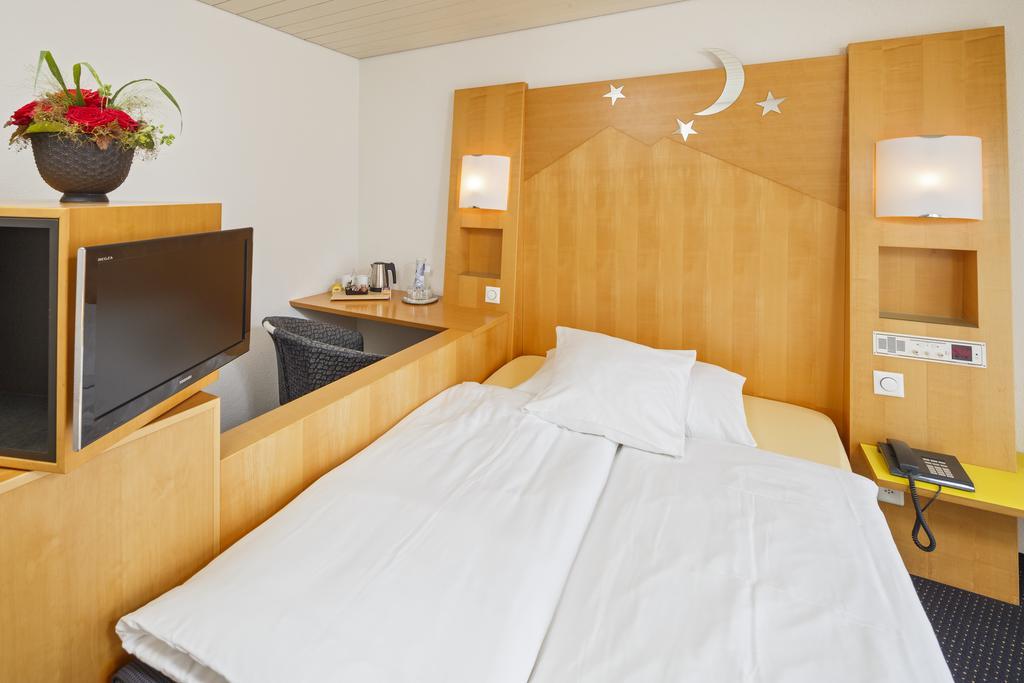 Einfaches Zimmer mit kleinem Doppelbett