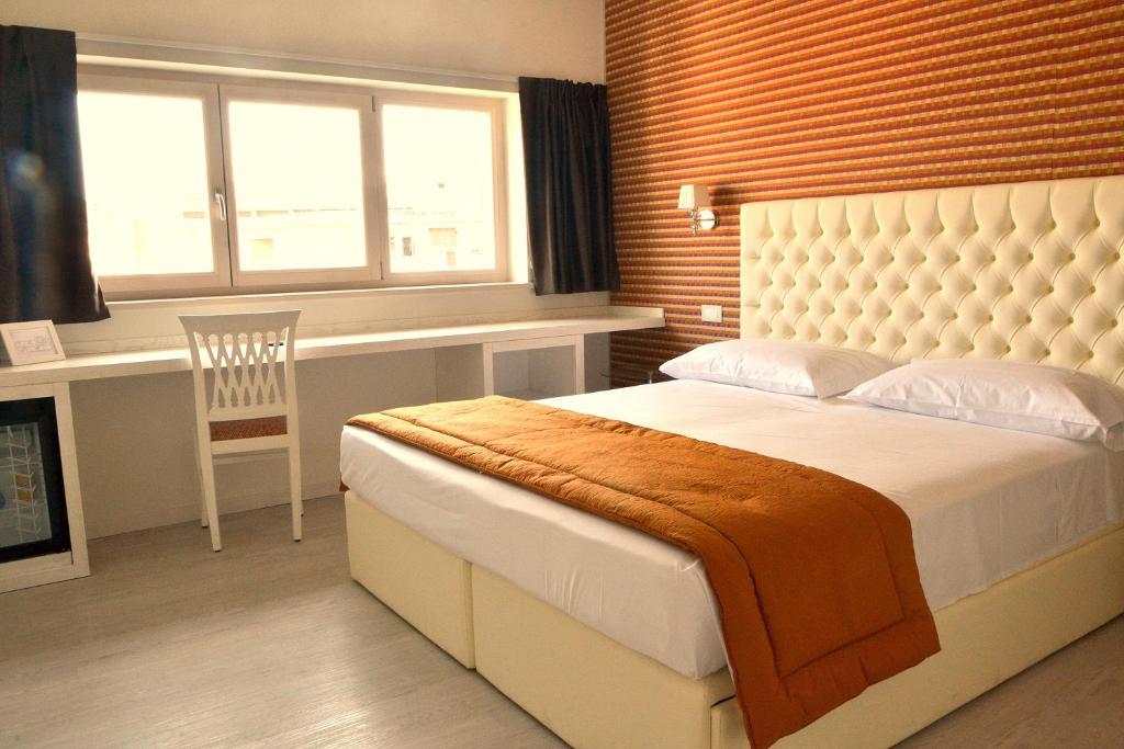 Dreibettzimmer mit Stadtblick