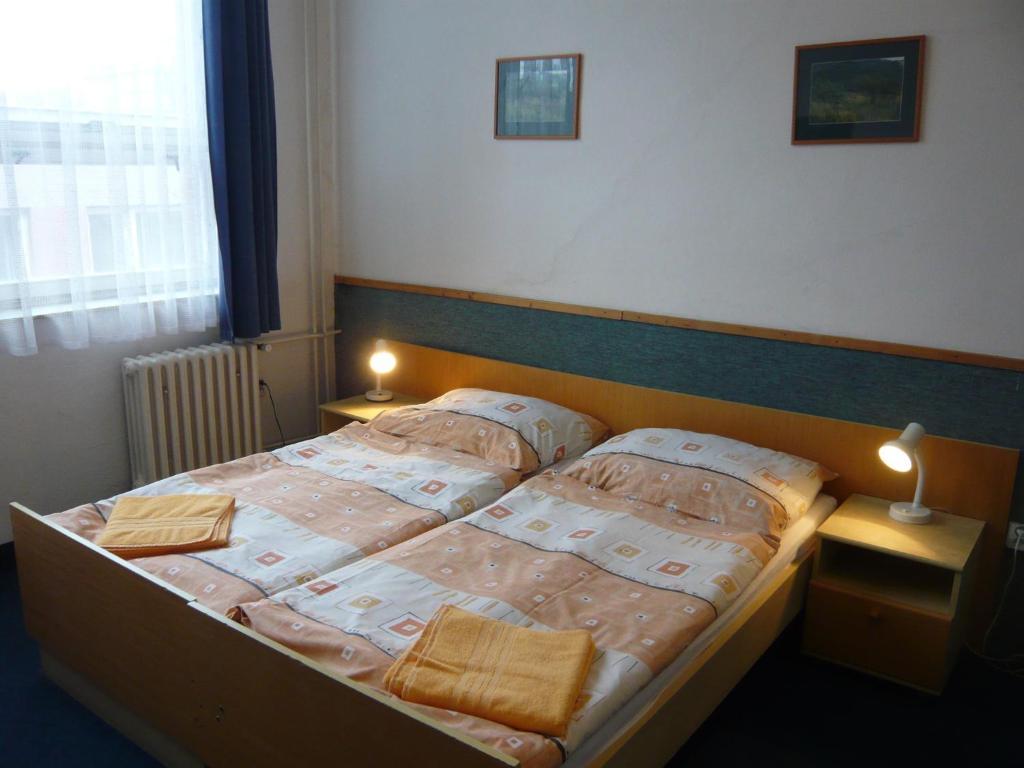 Doppel- oder Zweibettzimmer