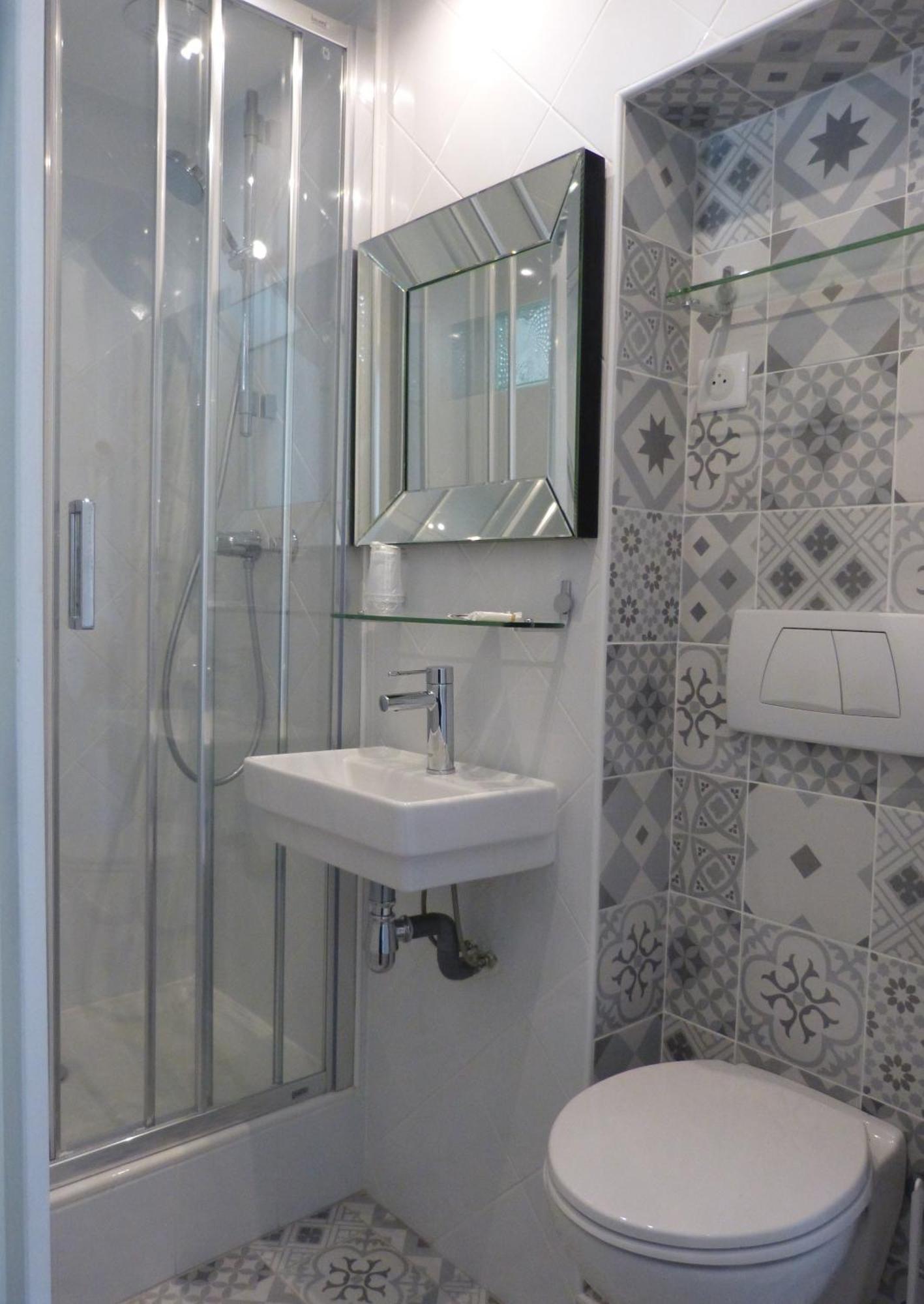 Dreibettzimmer mit eigener Dusche und WC
