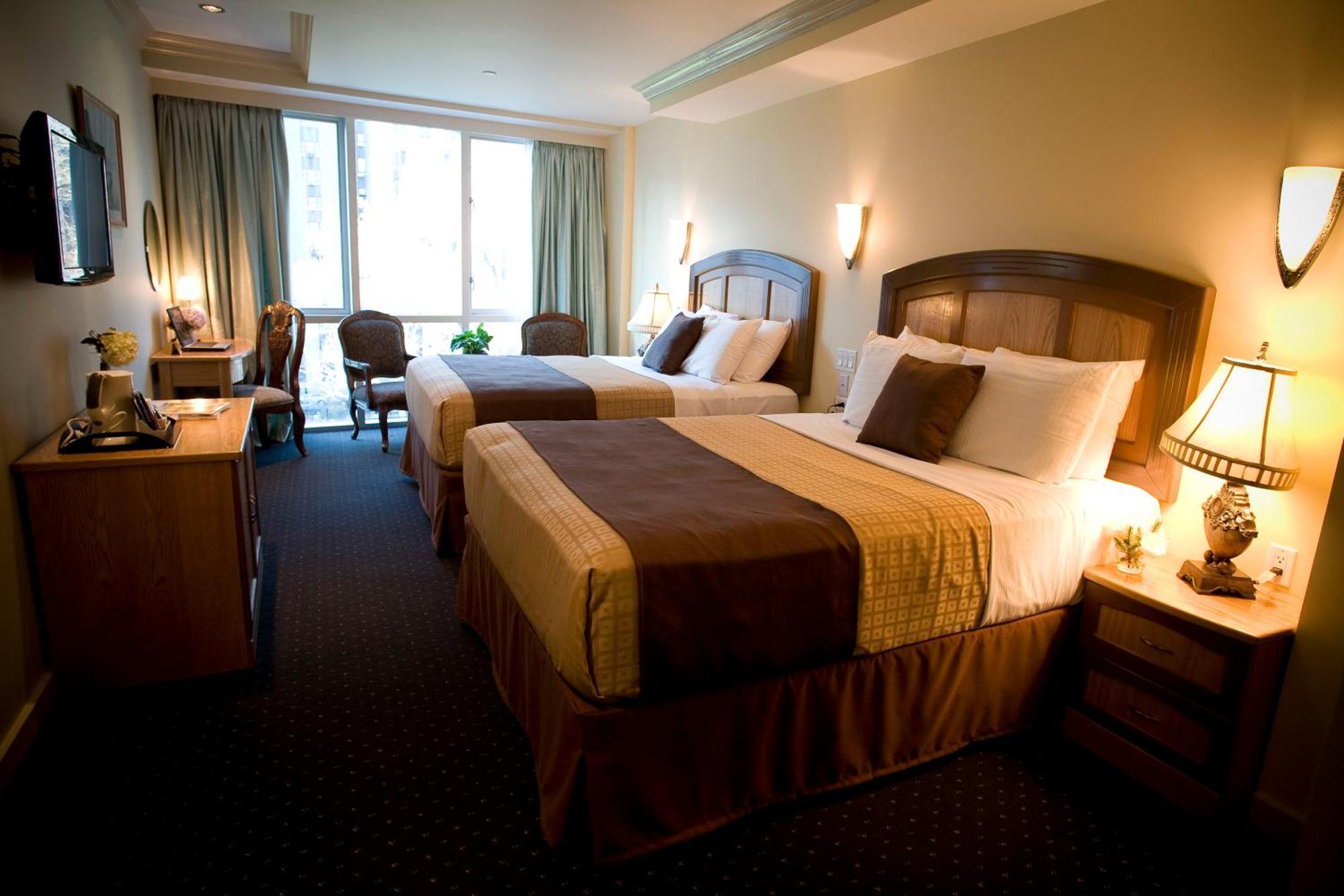 Deluxe Zimmer mit 2 Queensize-Betten und Stadtblick